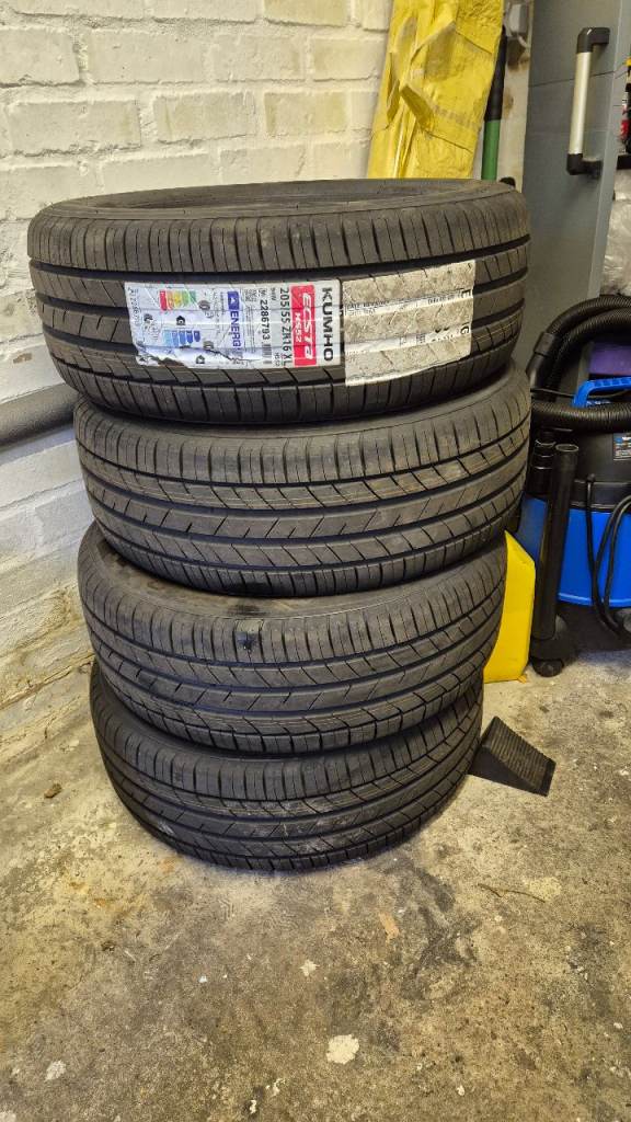 BRAND NEW 4 x Kumho Ecsta HS52 205/55 R16 W (94), Reinforced, Asymmetrical car tyres