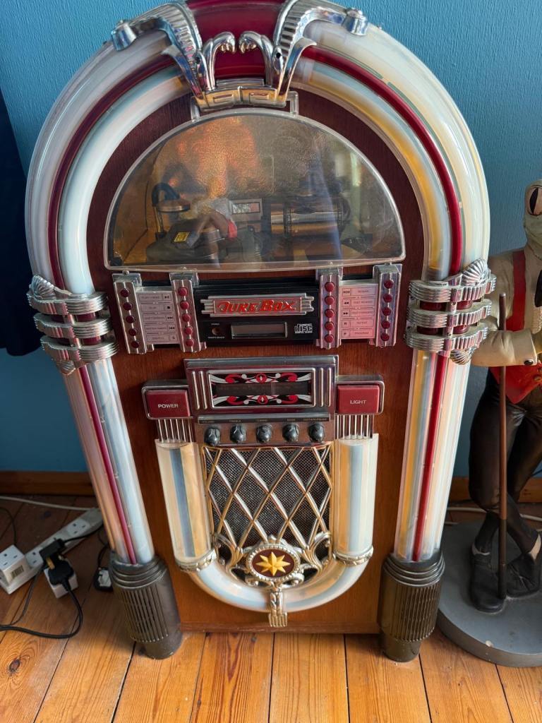 Retro Jukebox Style CD Player and Radio