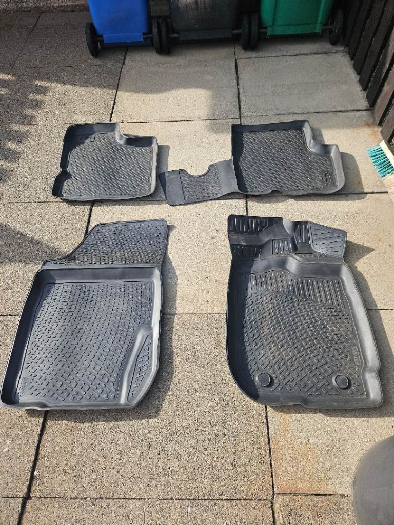 DACIA DUSTER DEEP DISH FLOOR MATS