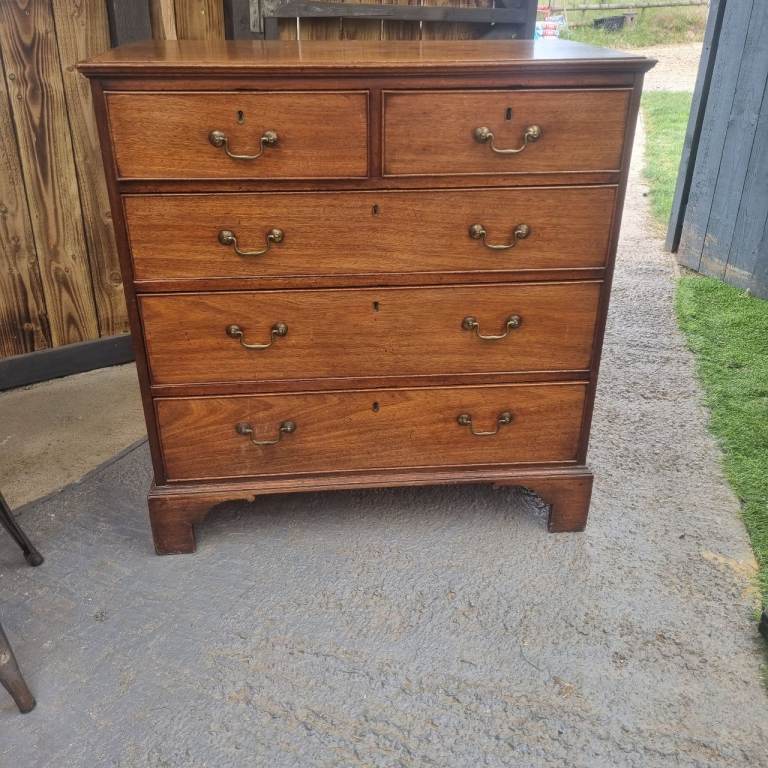 GEORGIAN CHEST OF DRAWERS 