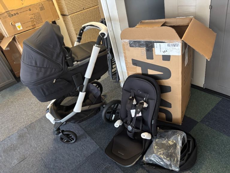Brand new maxi cosi fame pushchair + bassinet package in twillic black 