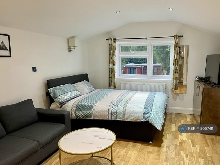 1 bedroom in St Judes Road, Egham, TW20 (#3067411)
