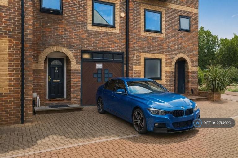 3 bedroom house in Ironmongers Place, London, E14 (3 bed) (#2714929)