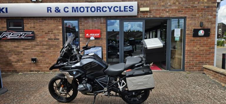 2022 Triple Black R1250GS TE ShiftCam With Luggage