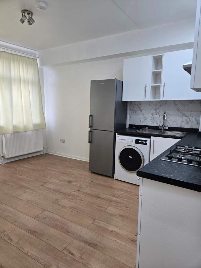 Modern 2-Bedroom Unfurnished Apartment with Parking - COMPANY LET ALLOWED
