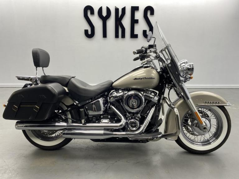 Harley-Davidson FLDE Softail Deluxe in Silver Fortune and Sumatra Brown