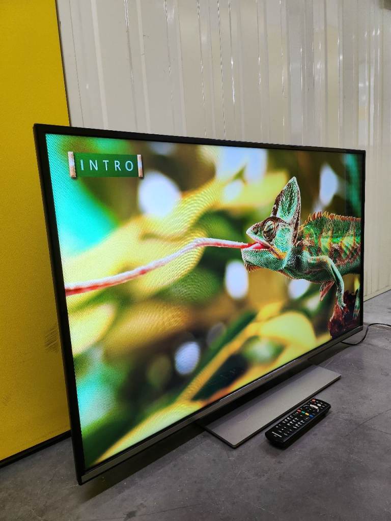 Exceptional 50" Panasonic 4k Smart Ultra UHD LED WiFi TV with Stand and Remote £160