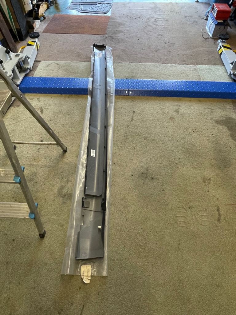 Chrysler 300c sill cover