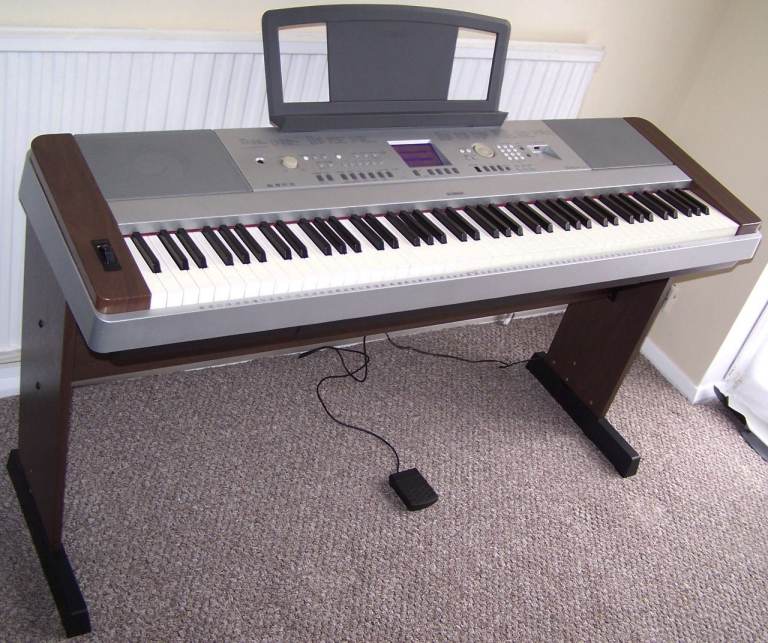 Yamaha DGX-640 rosewood portable grand piano 88 Keys, USB Midi sustain pedal