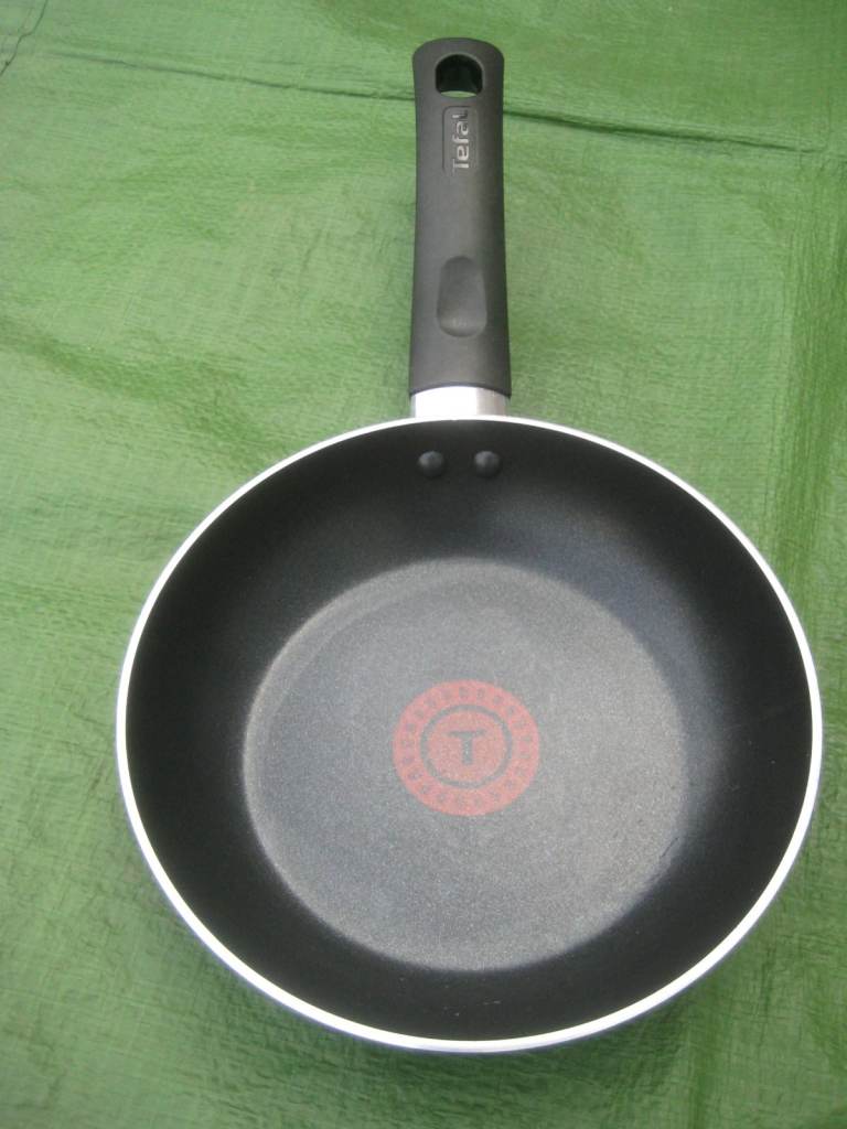 2 Brand New Tefal Non-Stick Frying Pans - 28 cm wide and 20 cm wide ...