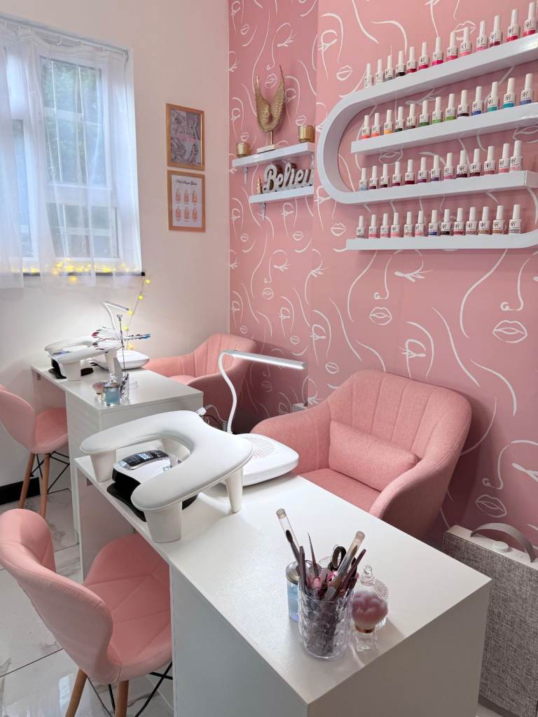 Nail station for rent