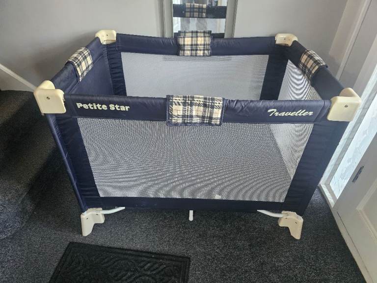 Petite Star Traveller Cot (£5)