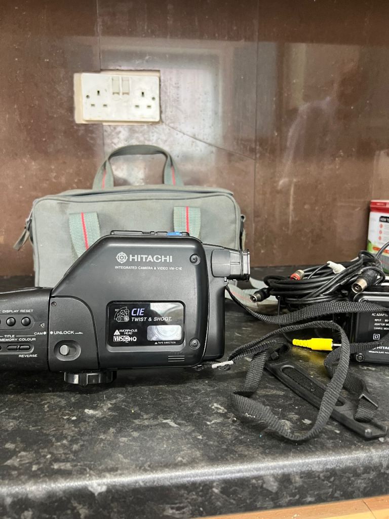 Hitachi VM-C1E Integrated Camera & Video Recorder with Bag