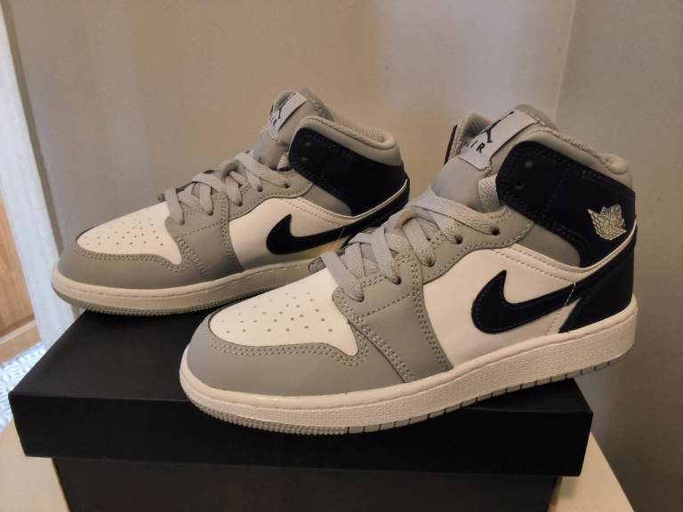 Nike Air Jordan 1 Mid (GS) Wolf Grey/Midnight Navy Blue DQ8423-104 Leather Trainers. 