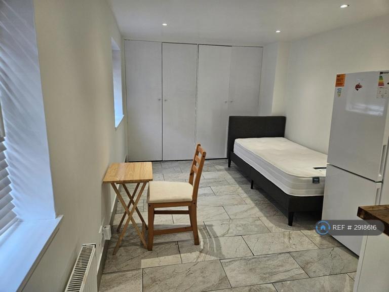 Studio flat in Lynton Avenue, London, NW9 (#2918616)
