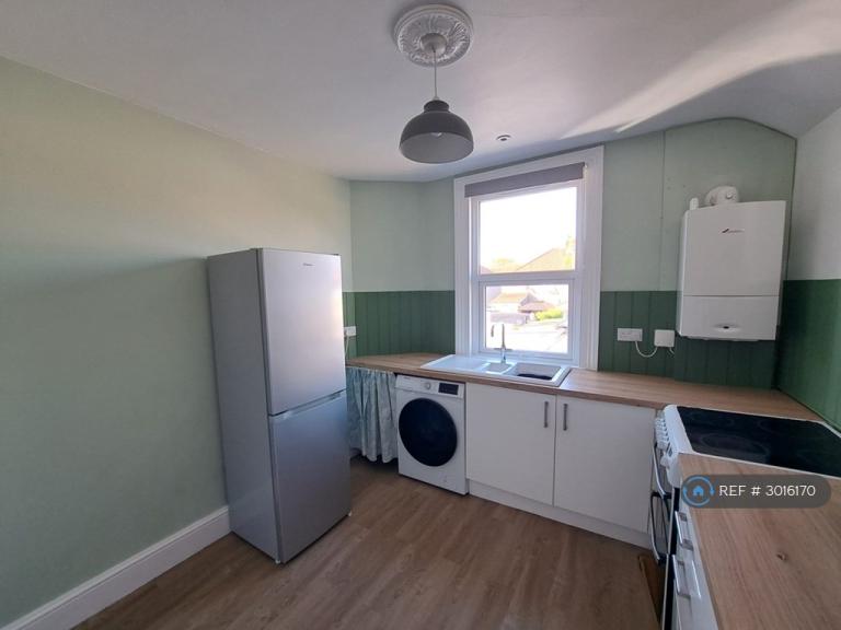 2 bedroom flat in Brighton Road, Weston-Super-Mare, BS23 (2 bed) (#3016170)