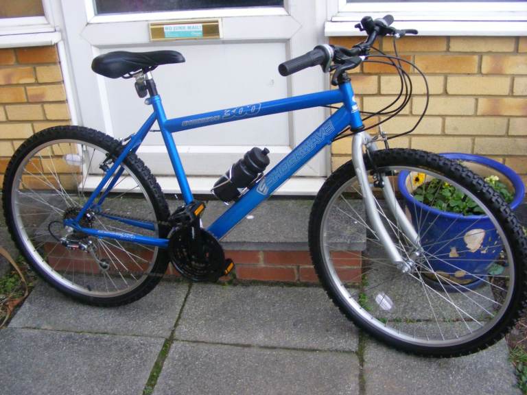 SHOCKWAVE 26" WHEEL BIKE 19" FRAME IN GOOD CLEAN CONDITION