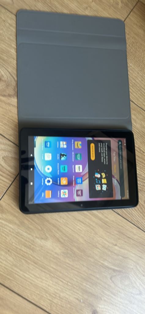 Amazon kindle HD fire 8 - 12th generation works fine - excellent condition with case - 32gb 