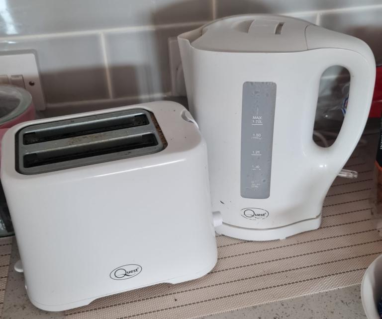 Quest White Kettle & 2-Slice Toaster Set – Good Condition