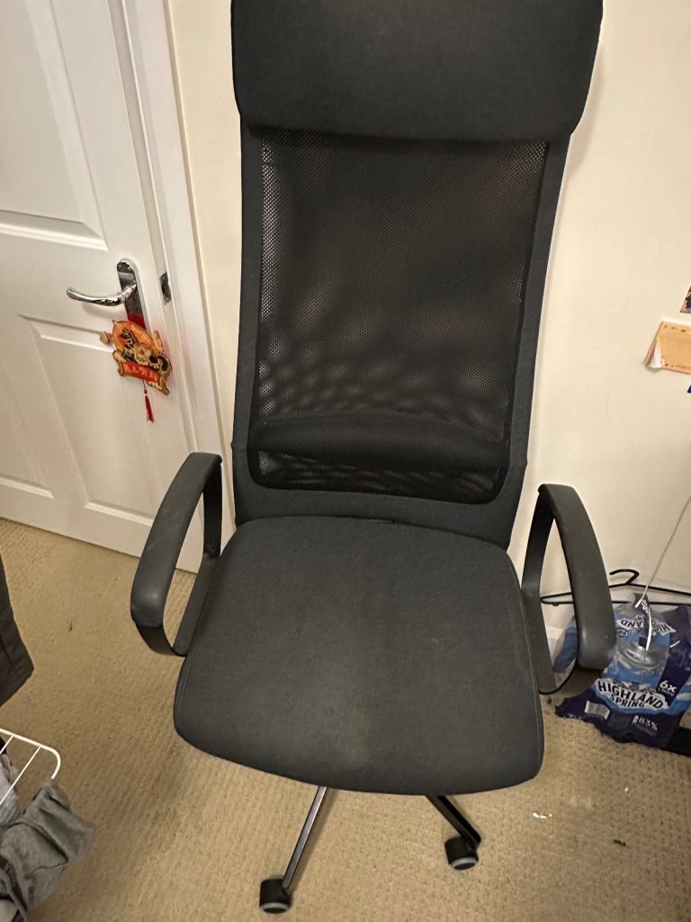 Black Office Chair with Mesh Back – Good Condition
