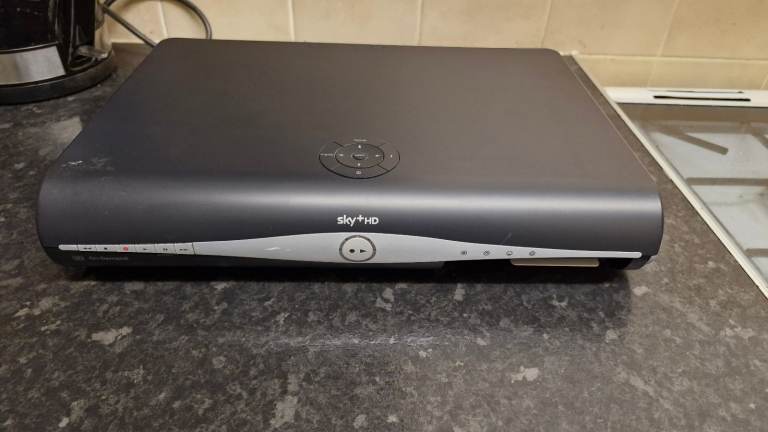 SKY PLUS + HD BOX DRX890 AMSTRAD BOX 500GB