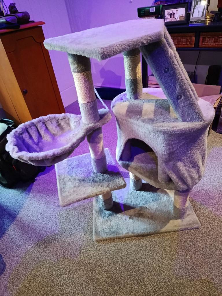 CAT TOWER / SCRATCHING POST