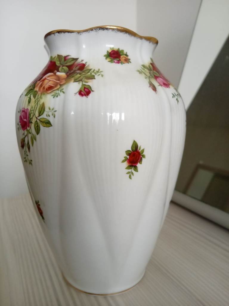 Royal Albert England 1962 Porcelain Pot Vase with Lid Old Country Roses Pattern