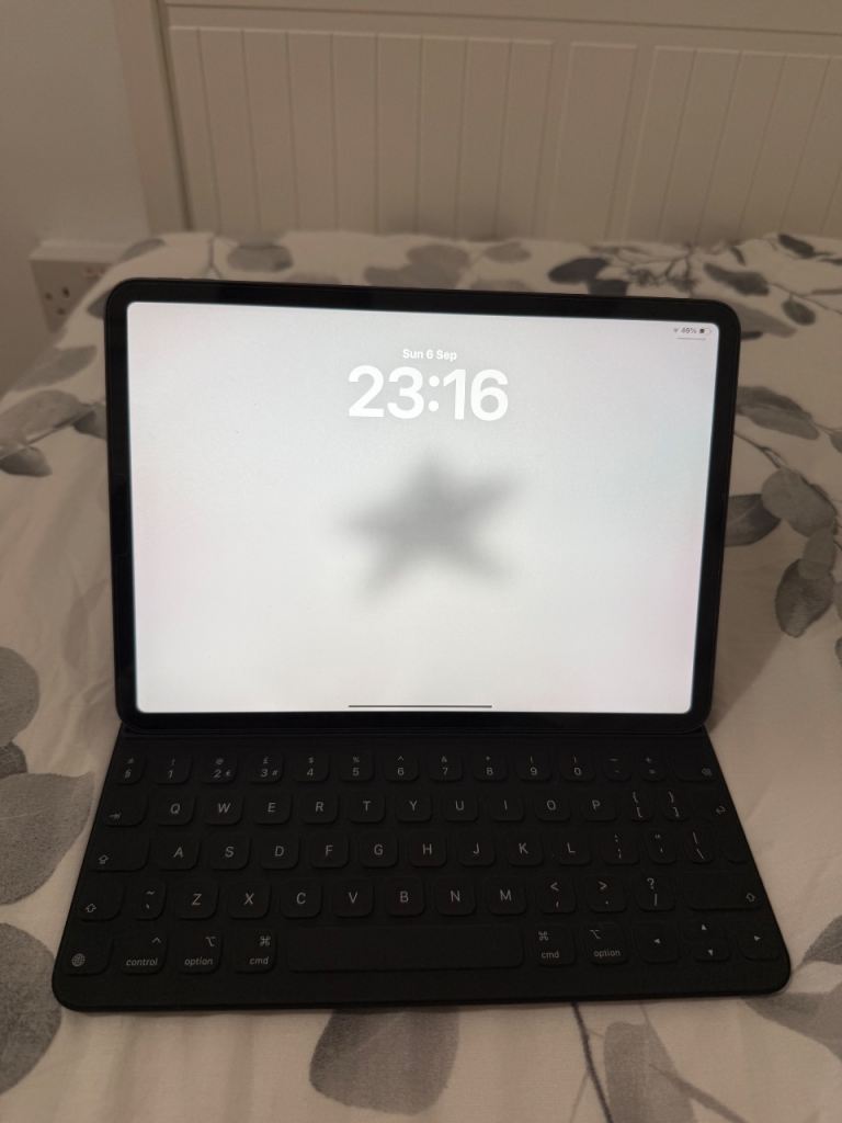 Apple iPad Pro with Smart Keyboard Folio – Good Condition