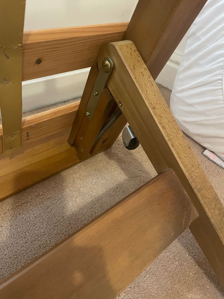 Single bed with separate truckle bed 