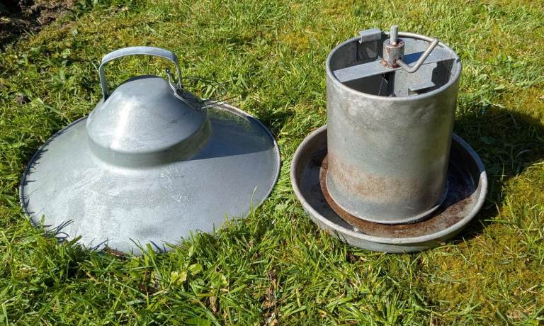 Poultry feeder 2L approx 