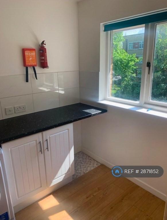 1 bedroom flat in Kendal House, London, SE20 (1 bed) (#2871852)