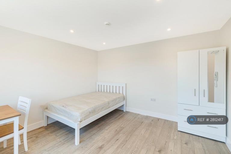 Studio flat in Park Road, Ashford, TW15 (#2812417)