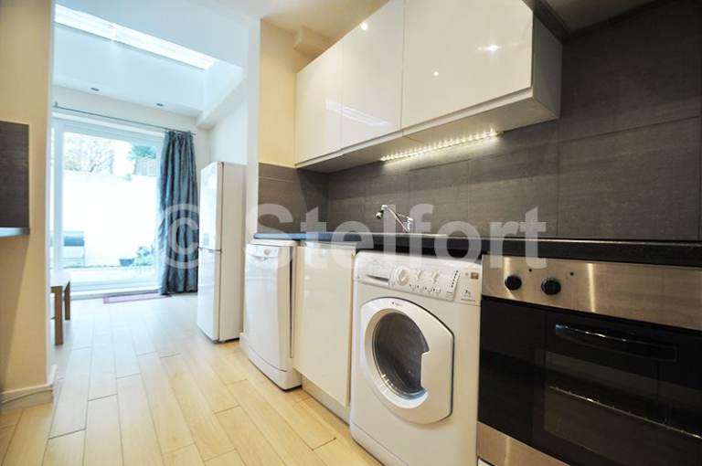 2 bedroom flat in Witley Road, London, N19