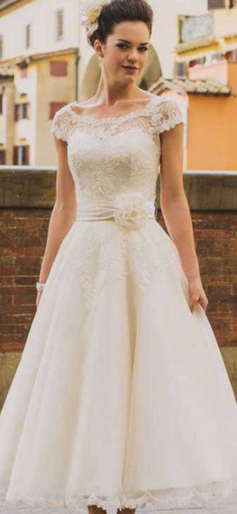 Beautiful ivory Lace Tea-Length Wedding Dress – Worn Once