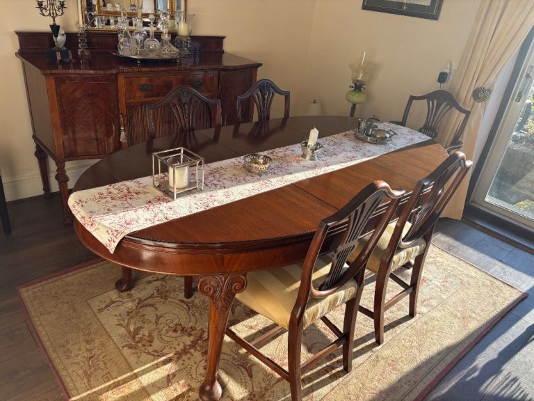 Immaculate dining room table and 6 chairs 