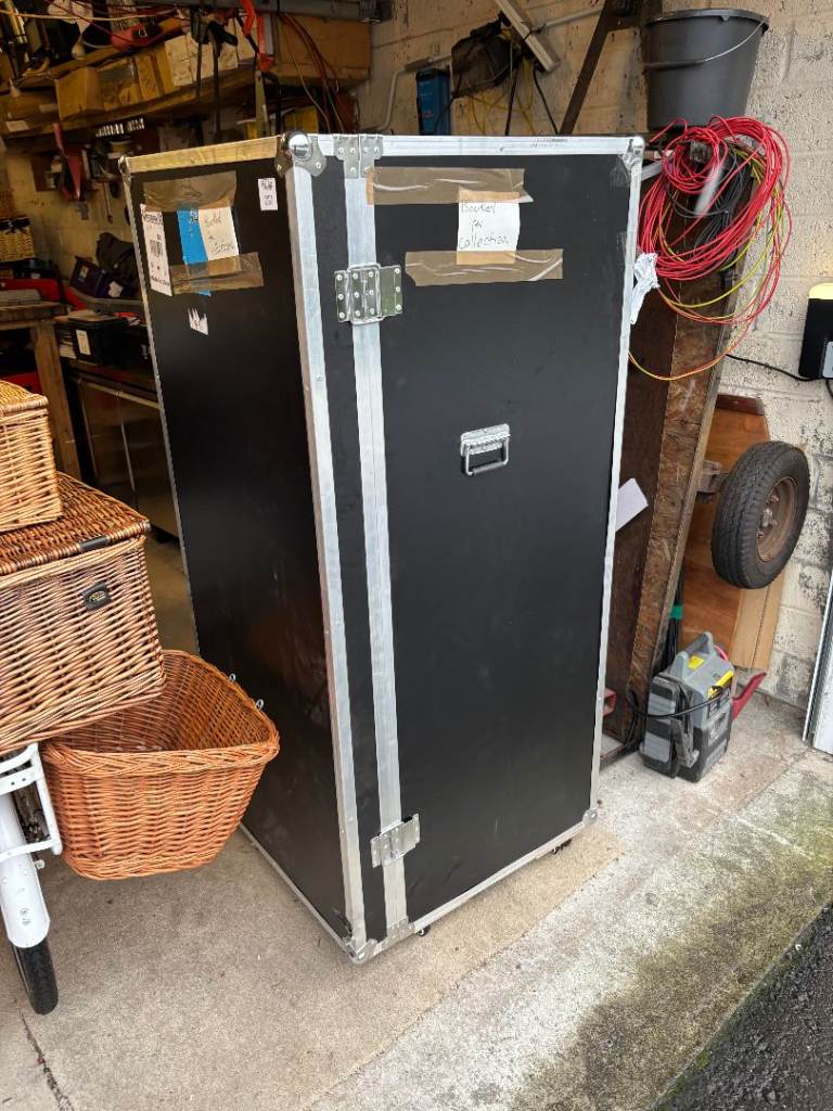 Flight Case , on wheels, wardrobe sized