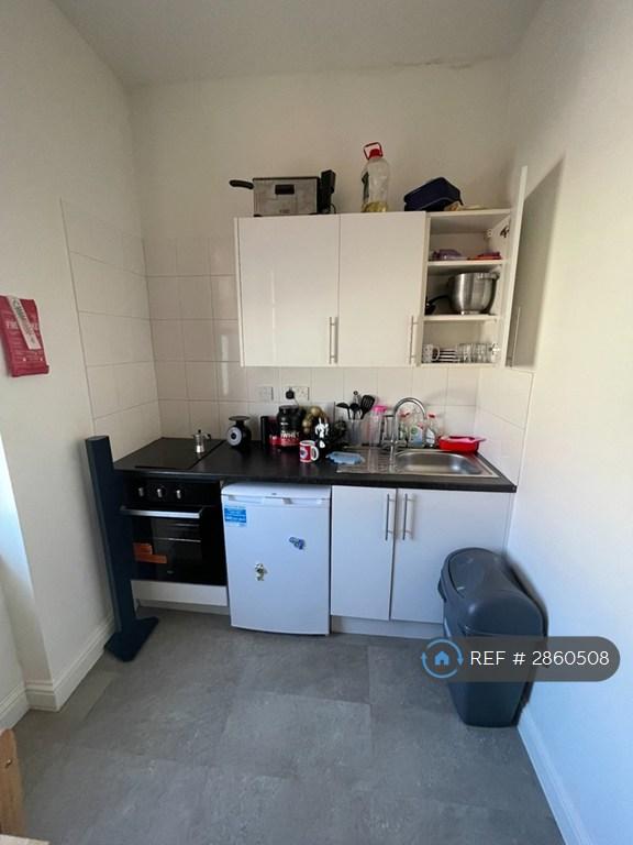 Studio flat in Station Road, London, N3 (#2860508)