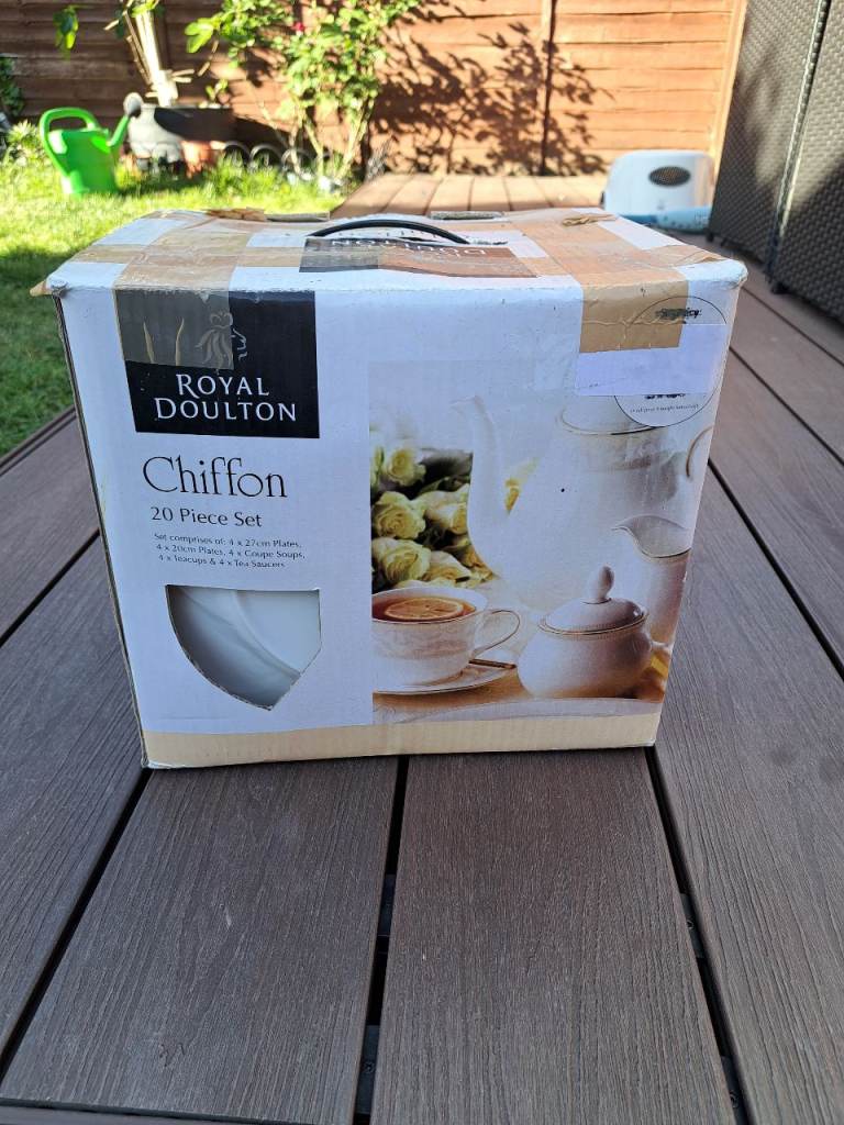 Royal Doulton "Chiffon" 20 Piece China Set – Service for 4