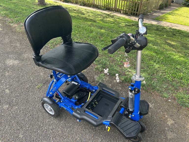 Folding mobility scooter 