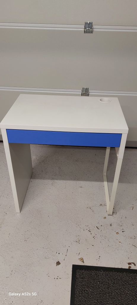 Compact desk 