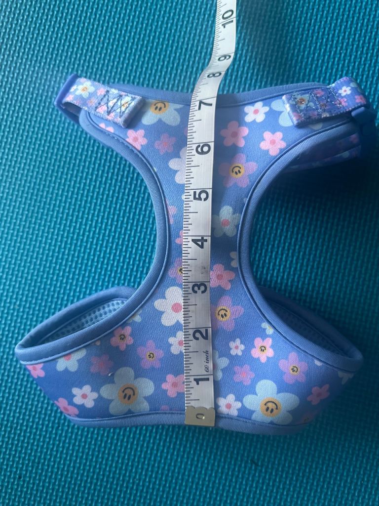 Bnwt light blue floral pets at home harness in size medium 8” neck & body length 