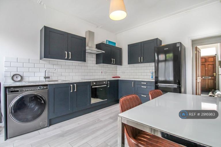4 bedroom house in Ash View, Leeds, LS6 (4 bed) (#2916983)