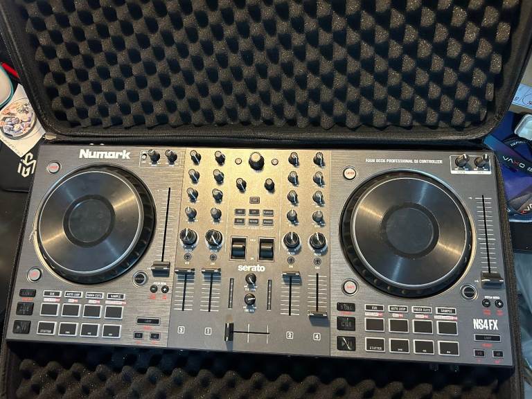 Numark NS4FX DJ Controller & 2 lights & hardshell carry case