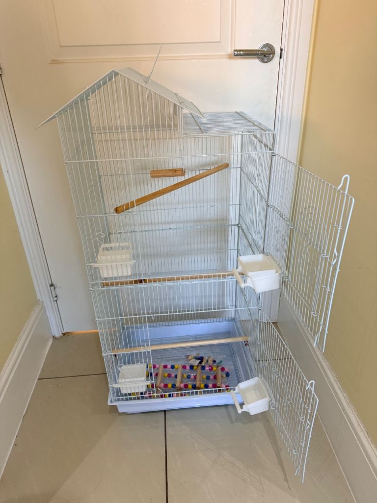 BARGAIN. BRAND NEW WHITE BIRD CAGE 