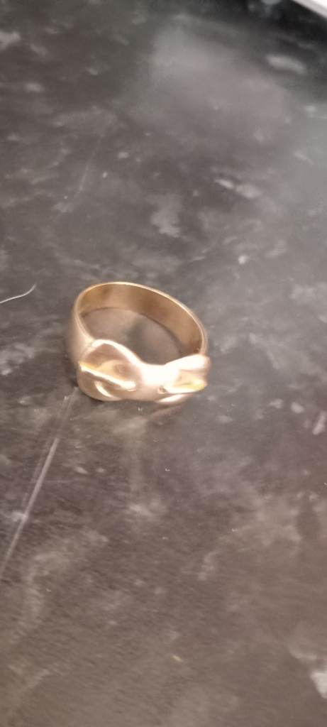 9 ct gold buckel ring 6.8 grams