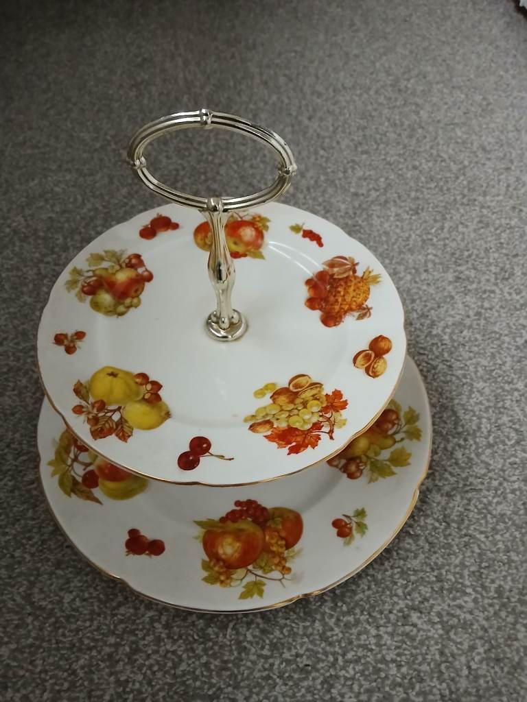 Immaculate china cake stand 