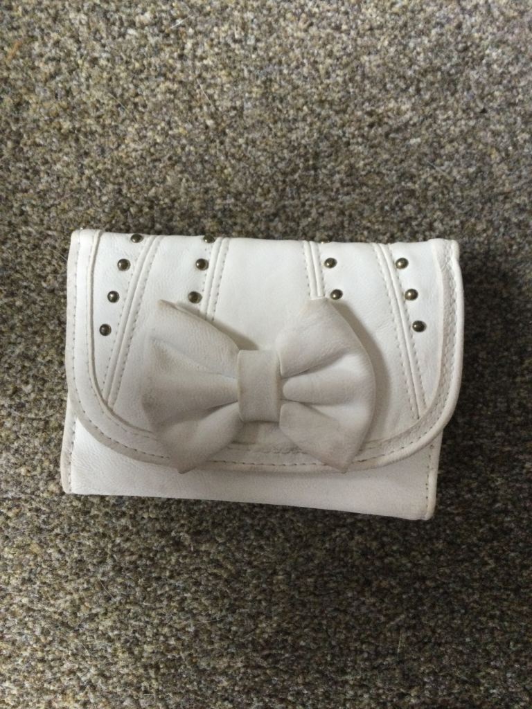 Faux leather magnetic fastening purse. New look. Zip compartment £2