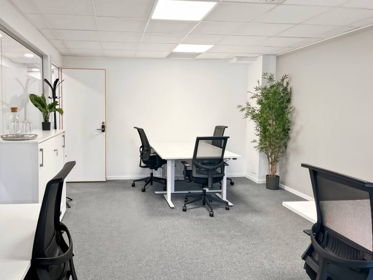 Watford - WD17 1AP \ Spacious Office for Up to 15 Workstations