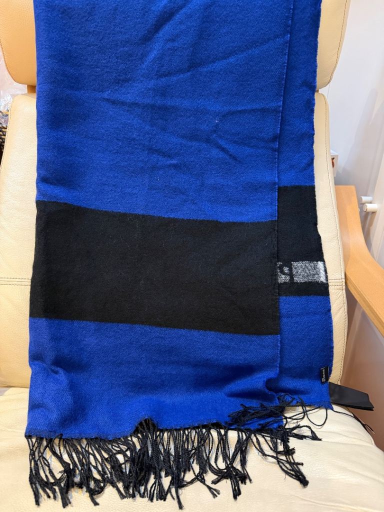 New. Long big scarf. Blue Black . 78 cm x 210 cm. H&M 
