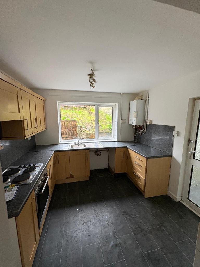 2 bedroom unfurnished end of terrace house in Brynhyfryd 